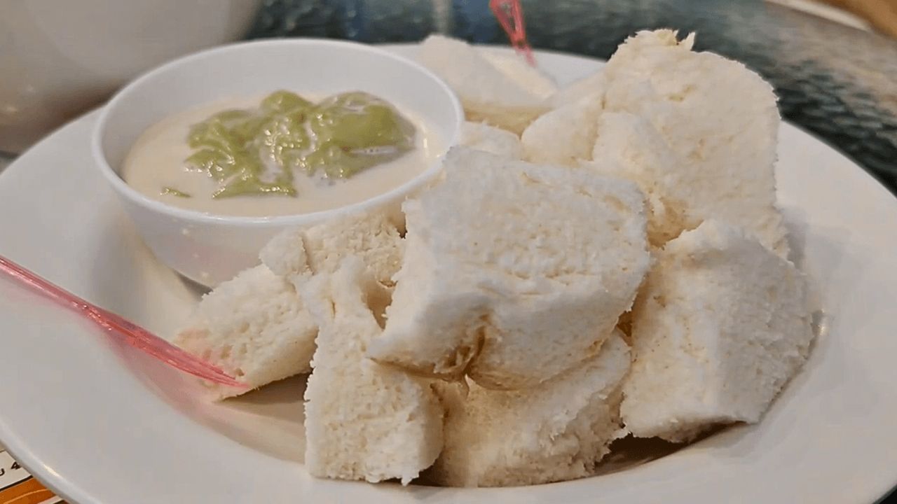 ขนมปังสังขยาใบเตยจากร้านจูมง