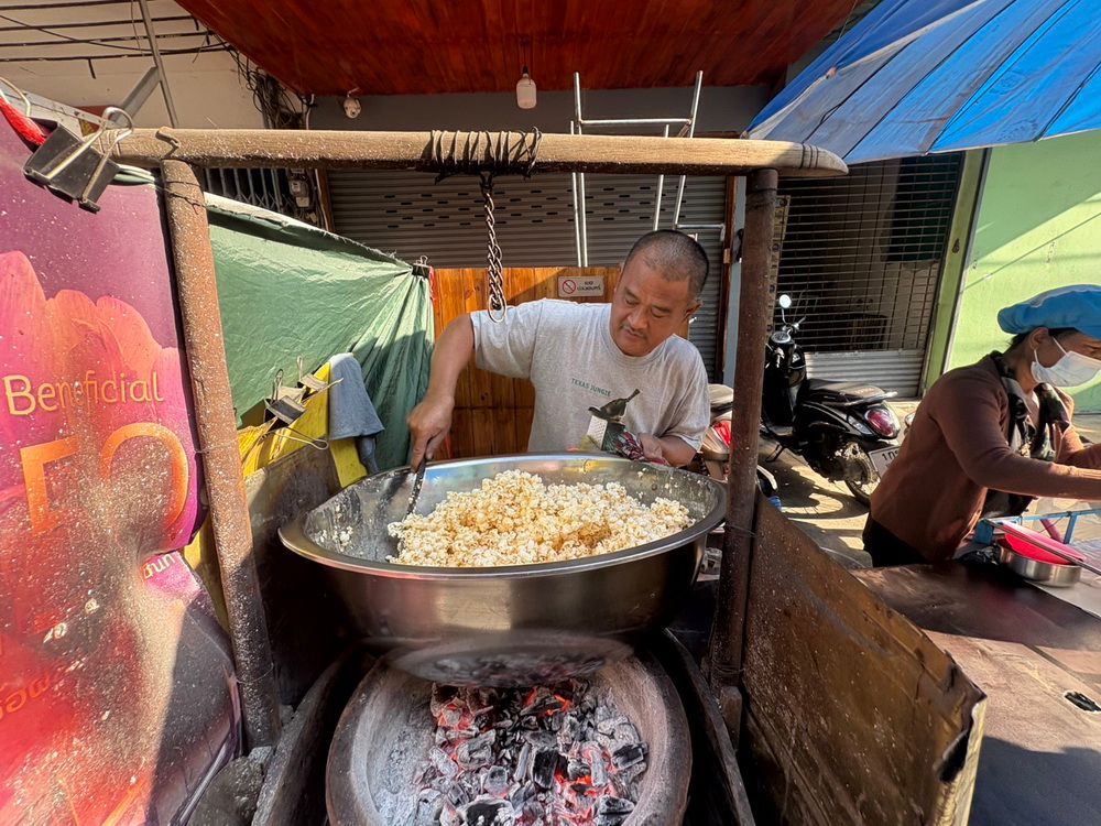 ข้าวโพดคั่วโบราณป้าต้อย ใช้เตาถ่านในการคั่ว