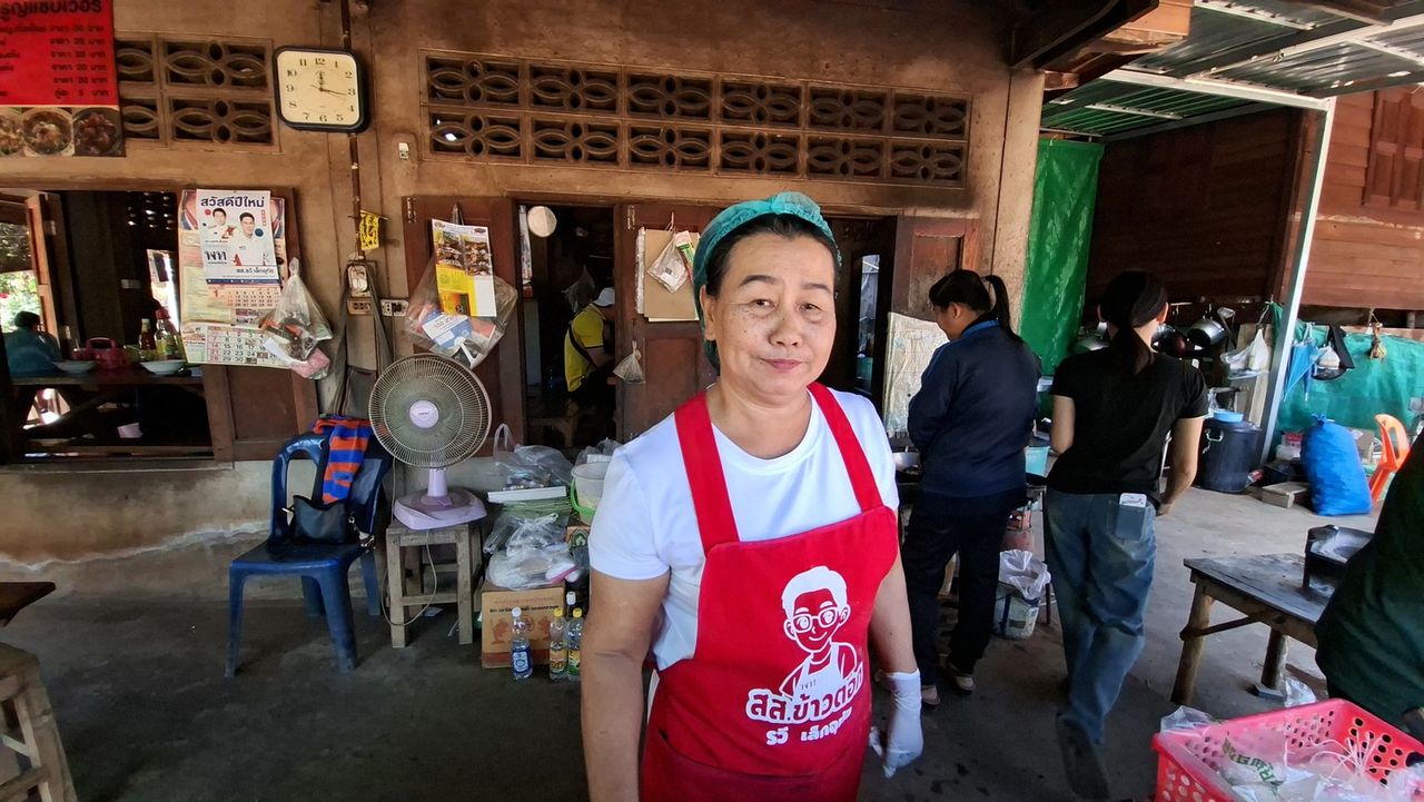 นางจรูญ อ่อนบัว หรือ เจ้รูญ เจ้าของร้าน