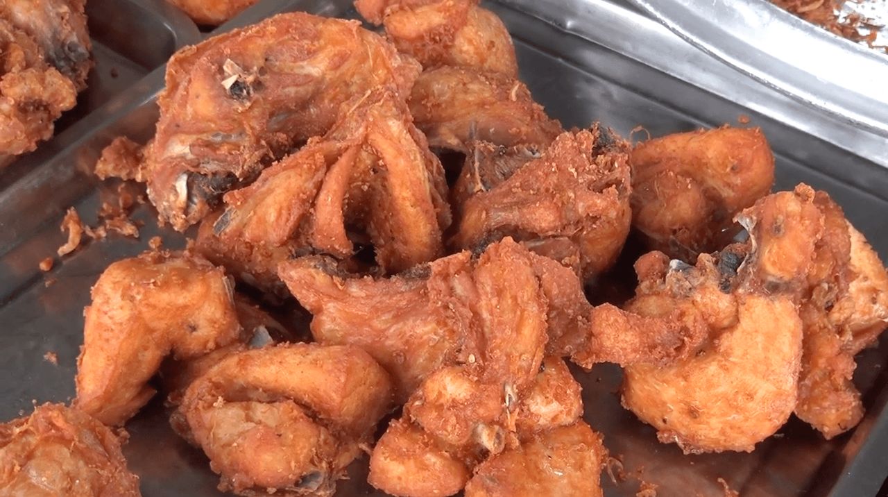 นอกจากไก่กอและแล้วยังมีไก่ทอดด้วย