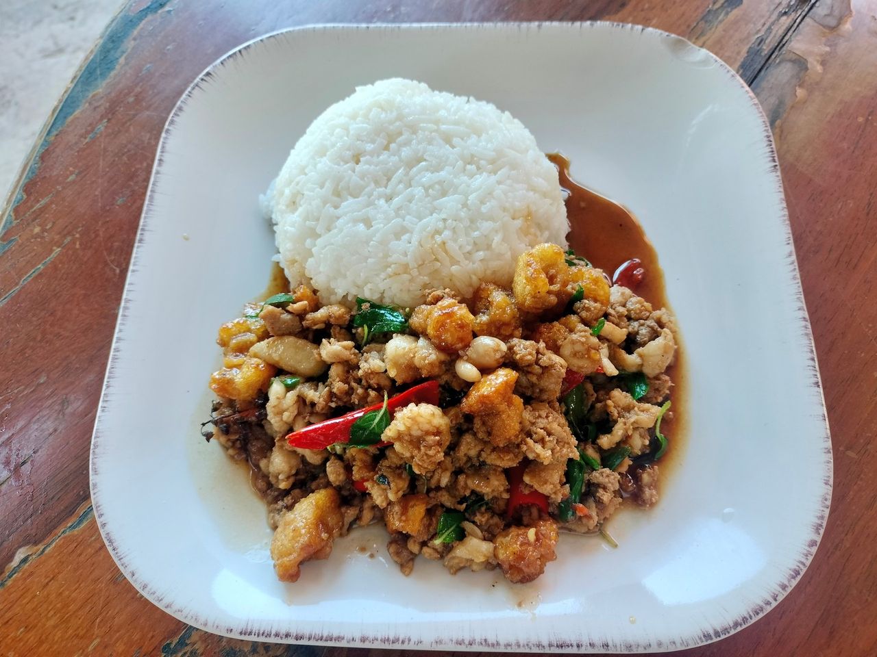 ข้าวกะเพรากากหมู ก็เป็นทีเด็ดของร้าน