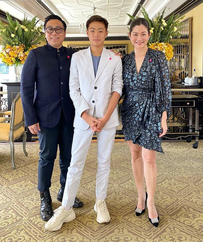 น้องปราบในวัย 15 ปี ถ่ายรูปกับคุณพ่อโชค-คุณแม่สู่ขวัญ