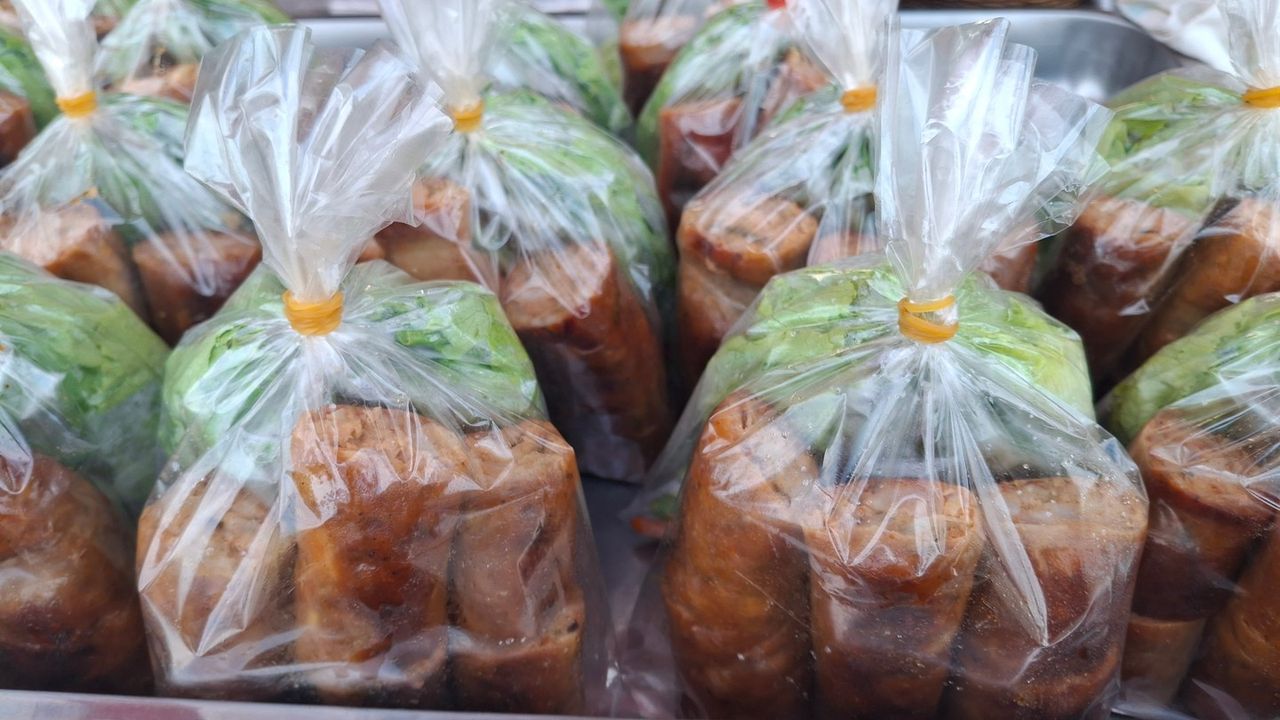 ไส้กรอกป้าน้อย ชุดละ 50 บาท