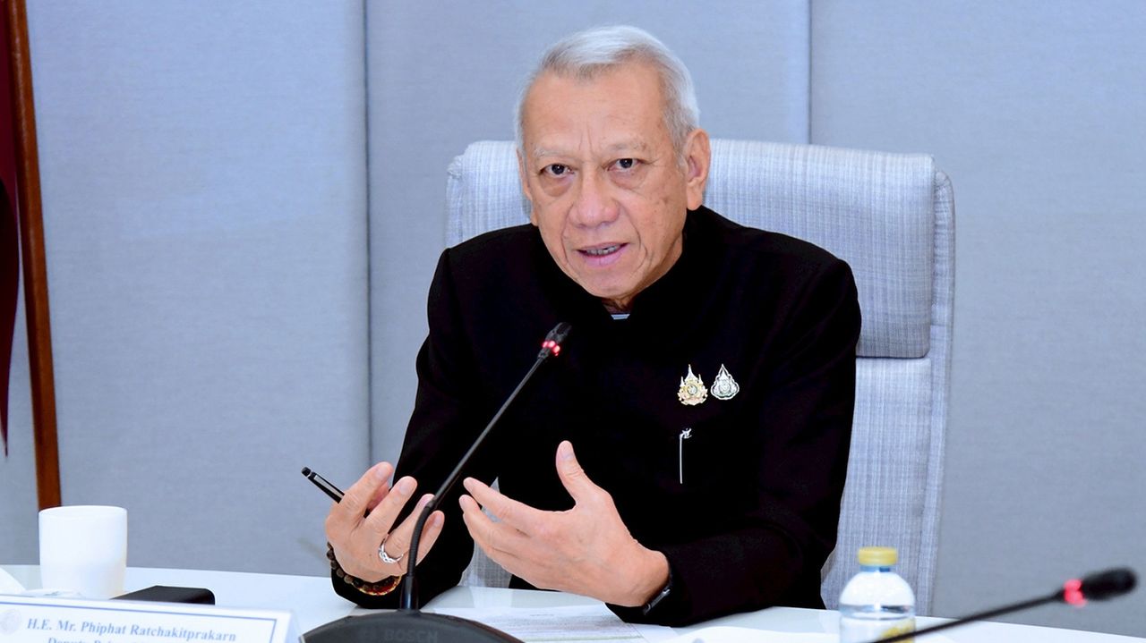 นายพิพัฒน์ รัชกิจประการ รองนายกรัฐมนตรี และรัฐมนตรีว่าการกระทรวงคมนาคม