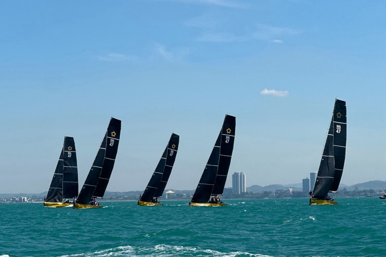 "พระราชินี" ทรงนำทัพนักกีฬาไทย คว้าชัย 2 เรซติด แข่งเรือใบซีเกมส์ ขึ้นเป็นที่ 1 ของตาราง