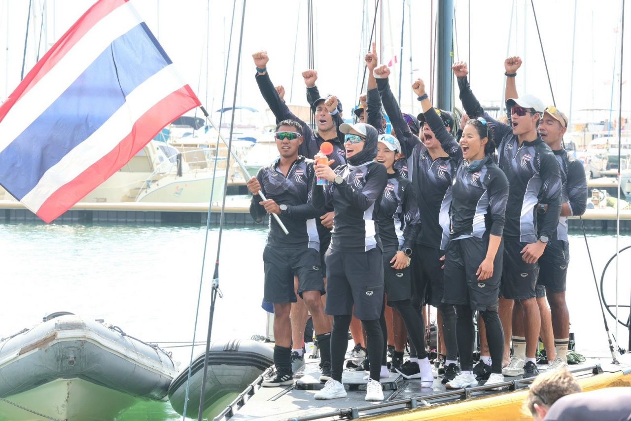 “ในหลวง” พระราชทานเหรียญทอง เรือใบซีเกมส์ แด่ “พระราชินี”