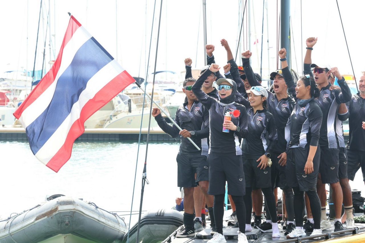 “ในหลวง” พระราชทานเหรียญทอง เรือใบซีเกมส์ แด่ “พระราชินี”