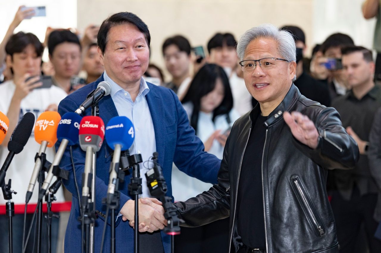 SK Hynix และ Nvidia เป็นคู่ค้าที่สำคัญของกันและกัน ล่าสุดในปี 2026 ทั้งสองบริษัทได้ขยายสัญญาโครงสร้างพื้นฐาน สร้างโรงงานต่อไปด้วยกันอีก