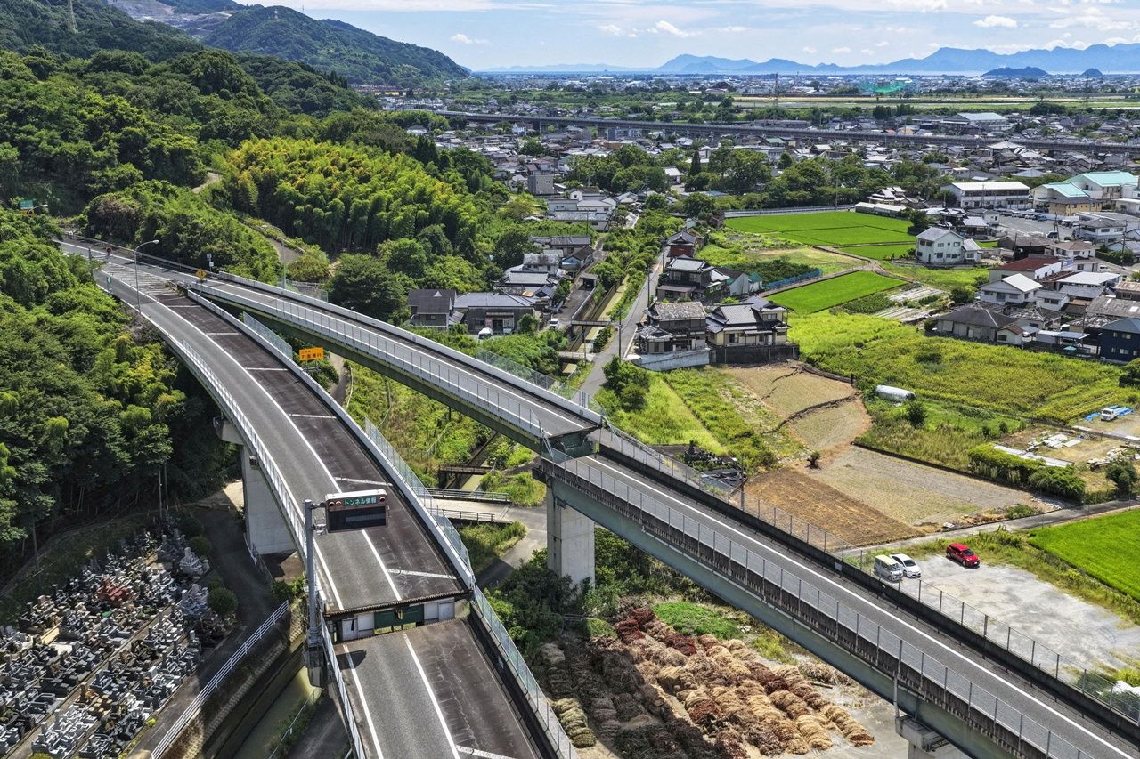 สะพานทางด่วนในเมืองยัตสึชิโระ ได้รับความเสียหายจากแผ่นดินไหว