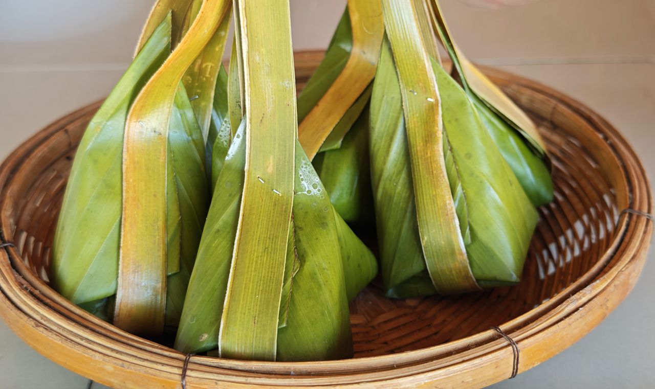 กินไม่ได้แต่ใบตองก็มีหน้าที่สำคัญในครัวไทย นั่นคือการใช้ห่ออาหาร