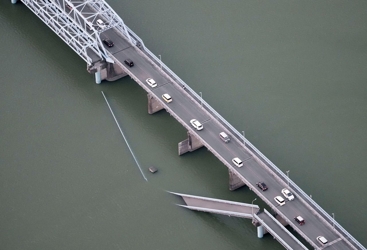 สะพานที่เมืองยัตสึชิโระ จังหวัดคุมาโมโตะ พังถล่มบางส่วน