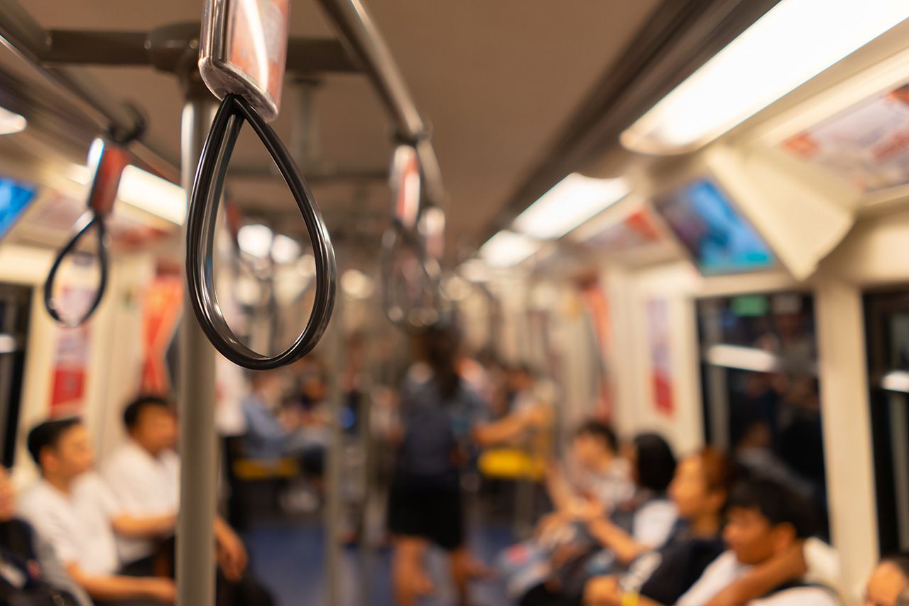 พฤติกรรมนั่งกางขาเกินพอดีบนรถไฟฟ้า เจอกี่ทีก็รำคาญ