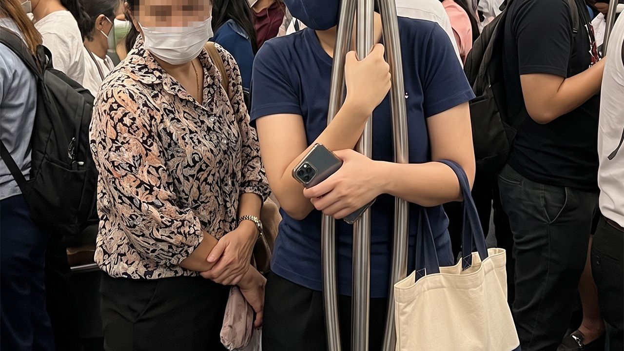 พฤติกรรมน่ารำคาญบนรถไฟฟ้า พิงเสากอดไว้คนอื่นไม่ได้จับ