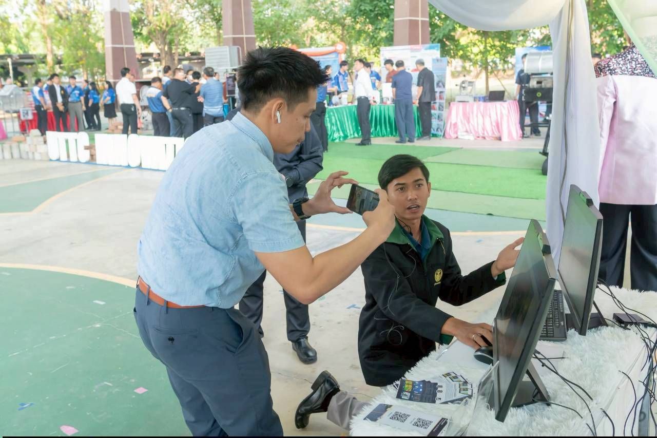 เชล-พลาธิป พิมพ์สุวรรณ์ (สวมสูทสีดำ)
