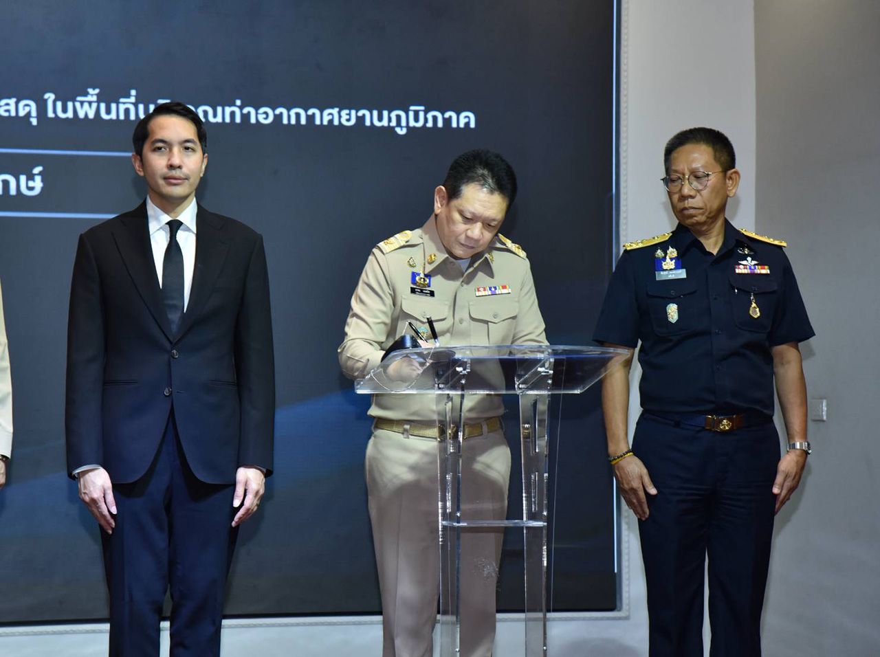นายลวรรณ แสงสนิท ปลัดกระทรวงการคลัง