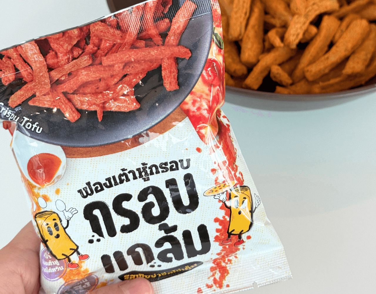 ขนมทางเลือกเพื่อสุขภาพ “ฟองเต้าหู้กรอบ” จากแบรนด์กรอบแกล้ม มีให้เลือก 4 รสชาติ ซองมีขนาด 20 กรัม แต่ให้โปรตีนถึง 9 กรัม
