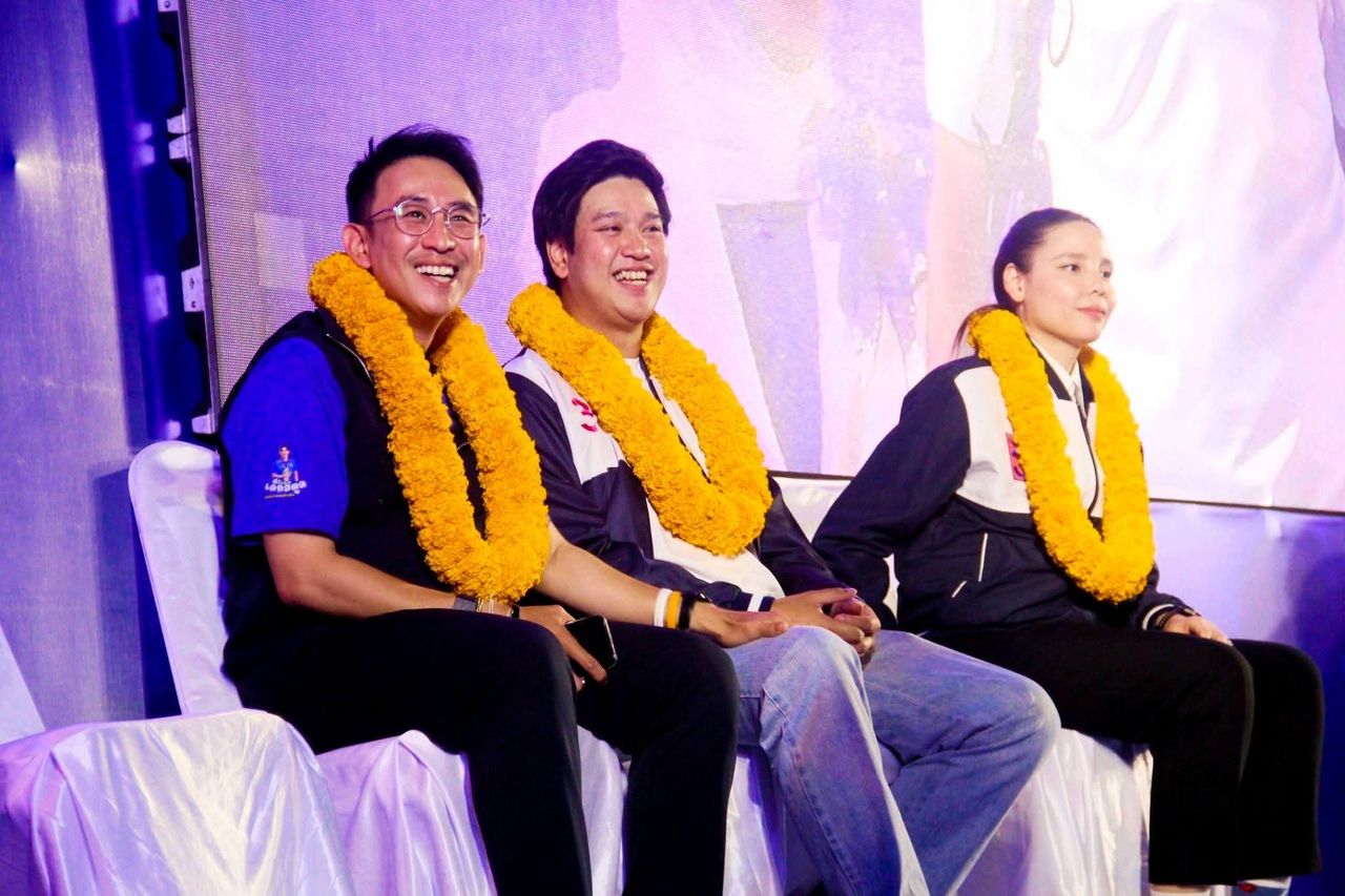 ซ้ายไปขวา นายวรศิษฎ์ เลียงประสิทธิ์, นายชลัฐ รัชกิจประการ บุตรชายนายพิพัฒน์ รัชกิจประการ, ซาบีดา ไทยเศรษฐ์ รัฐมนตรีว่าการกระทรวงวัฒนธรรม