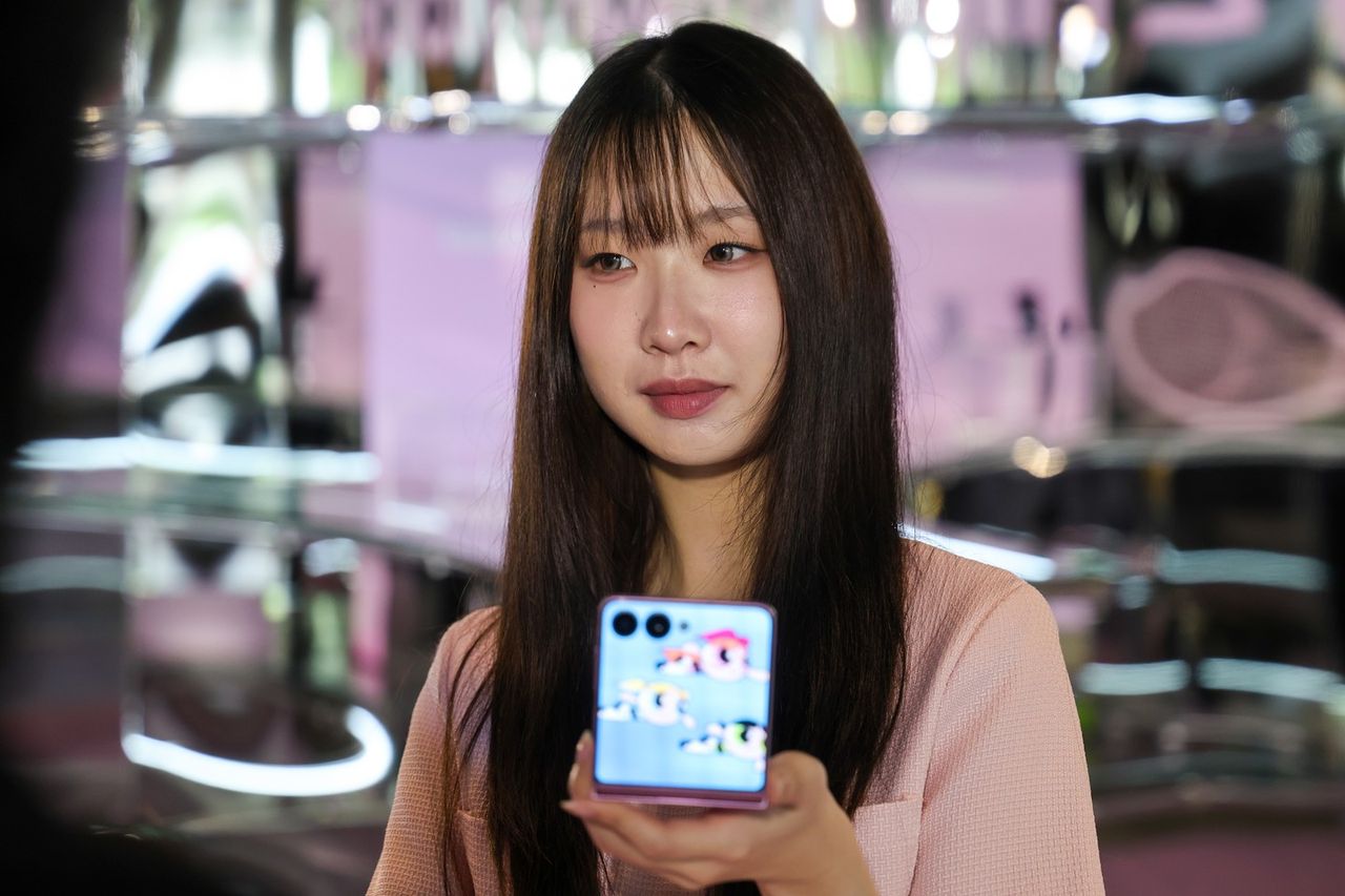 ซีรีส์ Galaxy Z Flip 8 ปีนี้เหมือนจะไม่ได้เน้นหนักมากนัก เมื่อเทียบกับ Galaxy Z Fold 8 ดีไซน์ใหม่