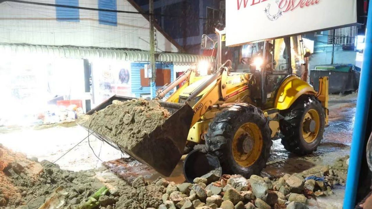 ฝนถล่มภูเก็ต น้ำท่วมถนนหลายสาย เตือนรหัสแดง รัฐสั่งเร่งเยียวยาประกันภัยพิบัติ