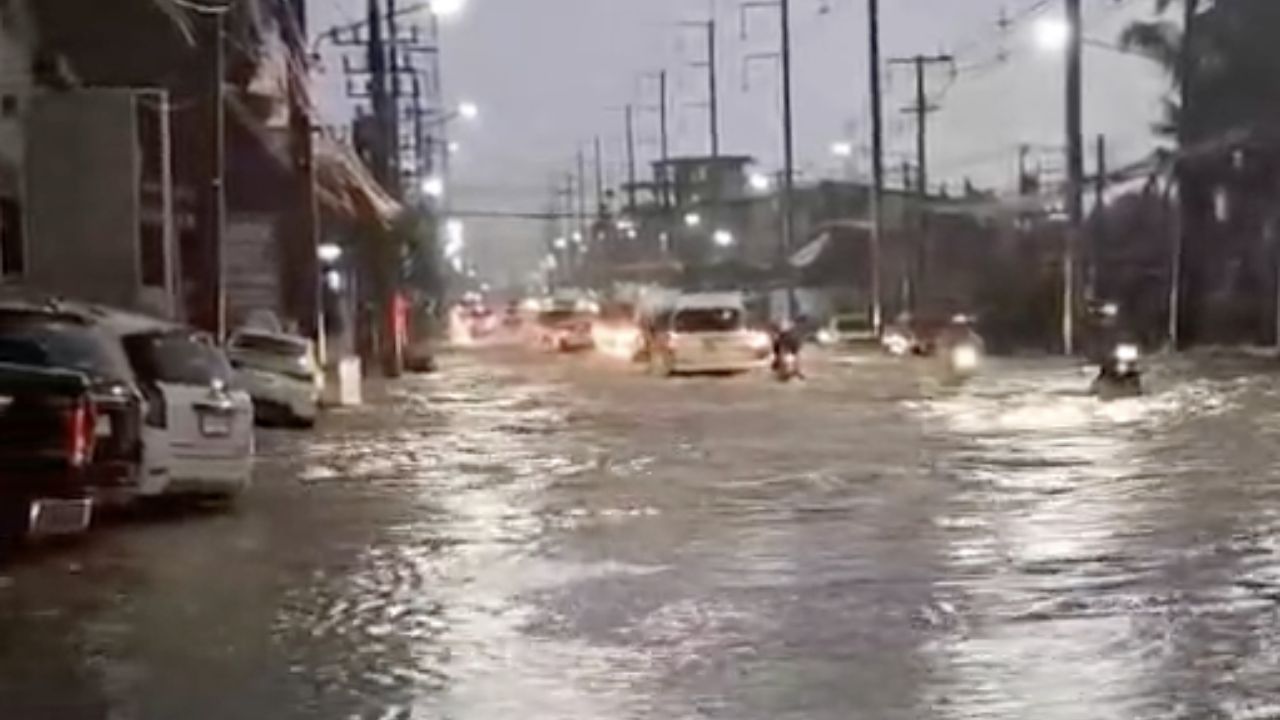 ฝนถล่มภูเก็ต น้ำท่วมถนนหลายสาย เตือนรหัสแดง รัฐสั่งเร่งเยียวยาประกันภัยพิบัติ