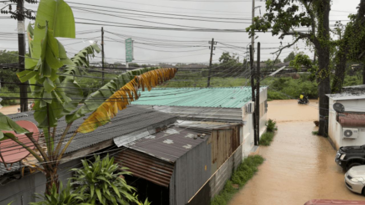 ฝนถล่มภูเก็ต น้ำท่วมถนนหลายสาย เตือนรหัสแดง รัฐสั่งเร่งเยียวยาประกันภัยพิบัติ