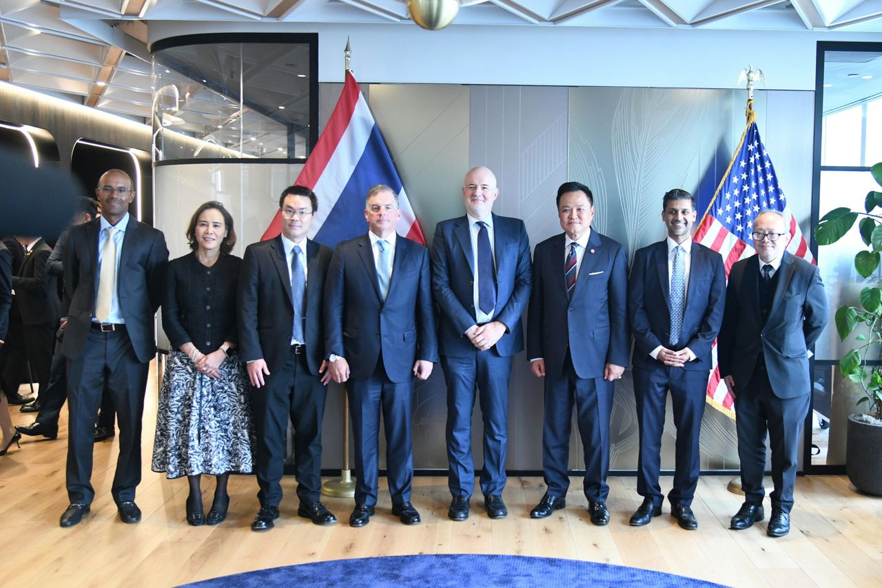 เอมมาโนเอล โรมาน CEO PIMCO  (Pacific Investment Management Company LLC) บริษัทบริหารจัดการการลงทุนและตราสารหนี้ชั้นนำระดับโลกจากสหรัฐอเมริกา ซึ่งเป็นบริษัทในเครือ Allianz Group กลุ่มธุรกิจประกันและการเงินยักษ์ใหญ่ของเยอรมนี พร้อมคณะขอเข้าพบและรับฟังข้อมูลโรดโชว์แบบ one on one กับนายกรัฐมนตรีและคณะผู้บริหารจากประเทศไทย ณ ห้อง Gramercy Park อาคาร Bank of America Tower นครนิวยอร์ก สหรัฐอเมริกา วันที่ 22 กันยายน 2569