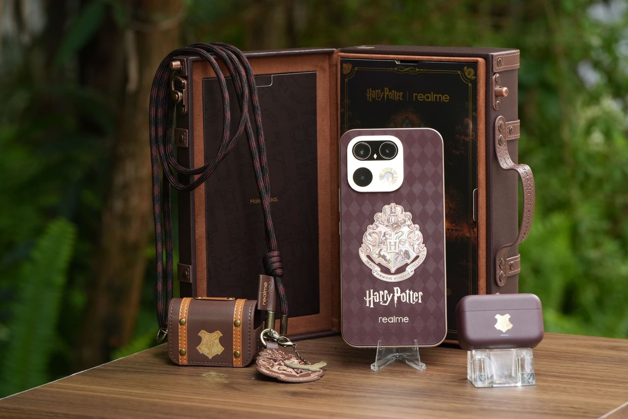 realme 16 Pro Harry Potter Edition มาครอบเซ็ตทั้งกระเป๋าแบบแฮร์รี พ็อตเตอร์ ตามภาพยนตร์ และหูฟัง