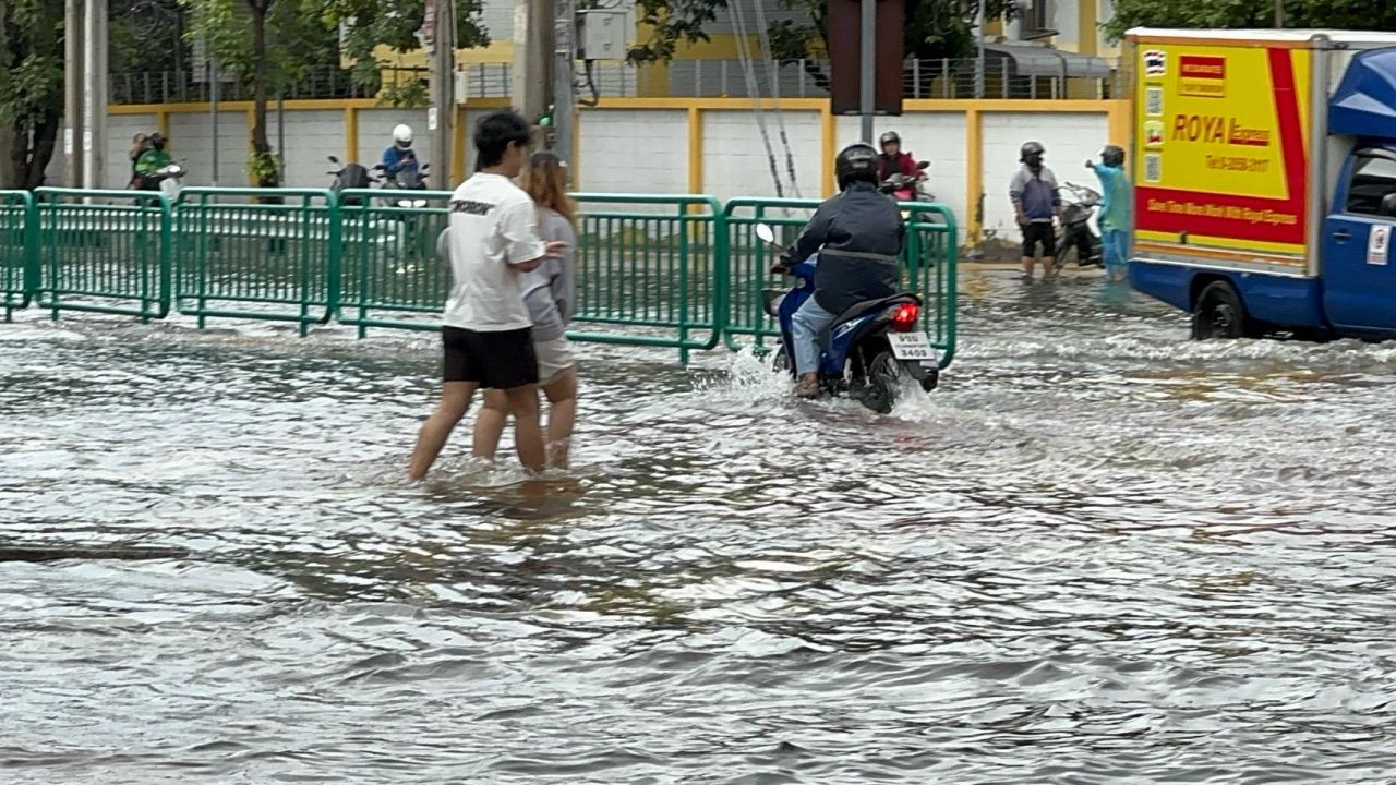 แยกคลองตัน น้ำยังท่วม