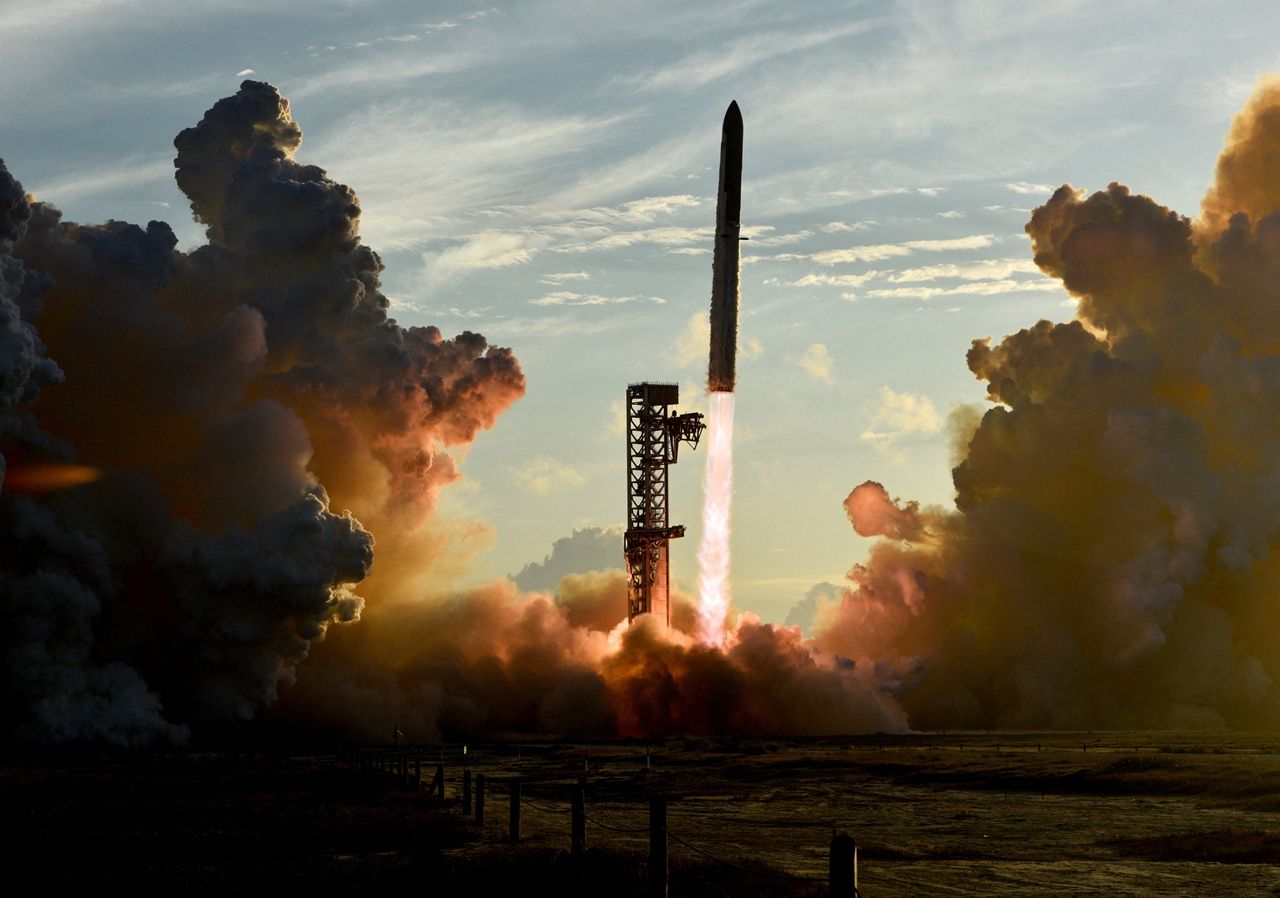จรวดบูสเตอร์ Super Heavy v3 ของ SpaceX พายานอวกาศ Starship ทะยานขึ้นฟ้าในการทดสอบบินครั้งที่ 14 จากศูนย์ปล่อยอวกาศ SpaceX ในสตาร์เบส (Starbase) รัฐเทกซัส