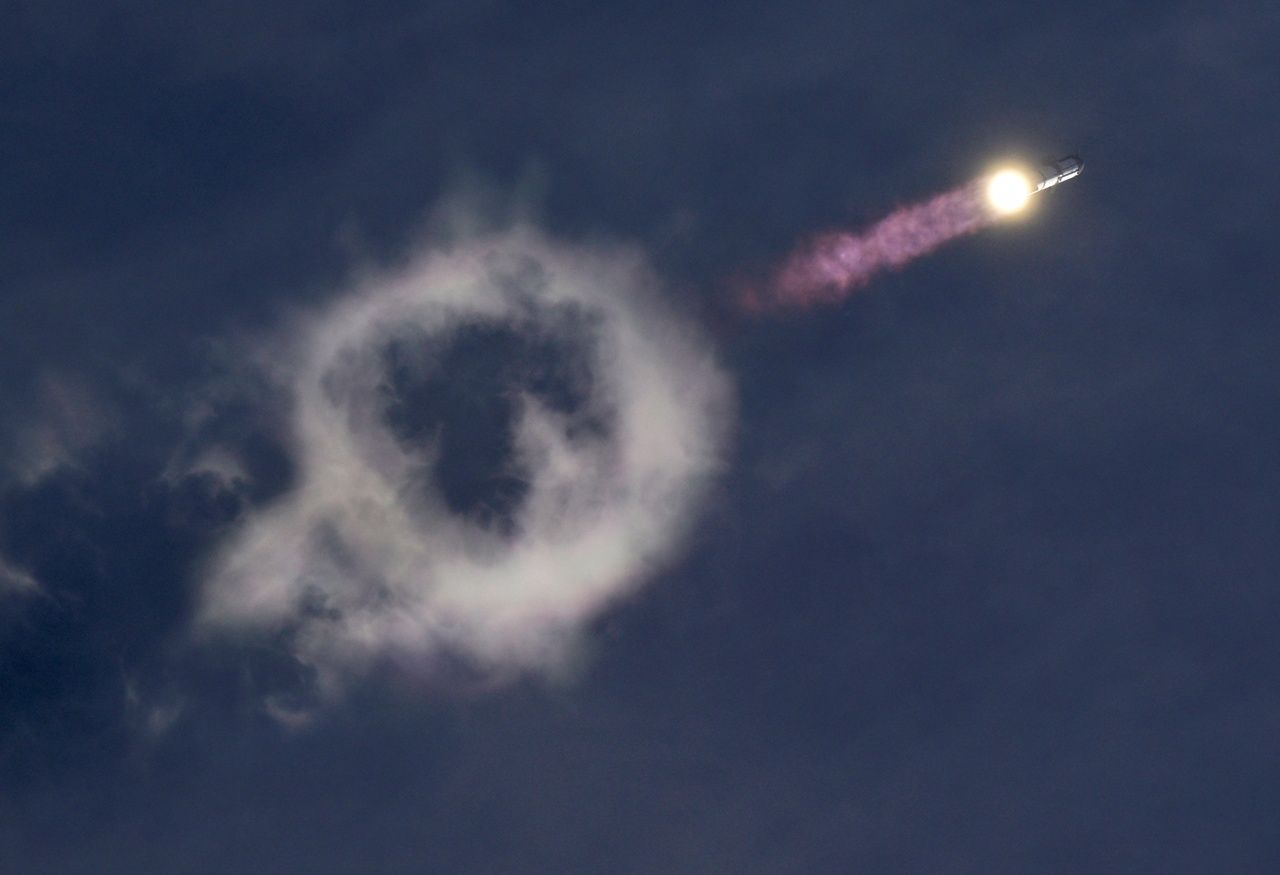 จรวดบูสเตอร์ Super Heavy v3 ของ SpaceX พายานอวกาศ Starship ทะยานขึ้นฟ้าในการทดสอบบินครั้งที่ 14 จากศูนย์ปล่อยอวกาศ SpaceX ในสตาร์เบส (Starbase) รัฐเทกซัส