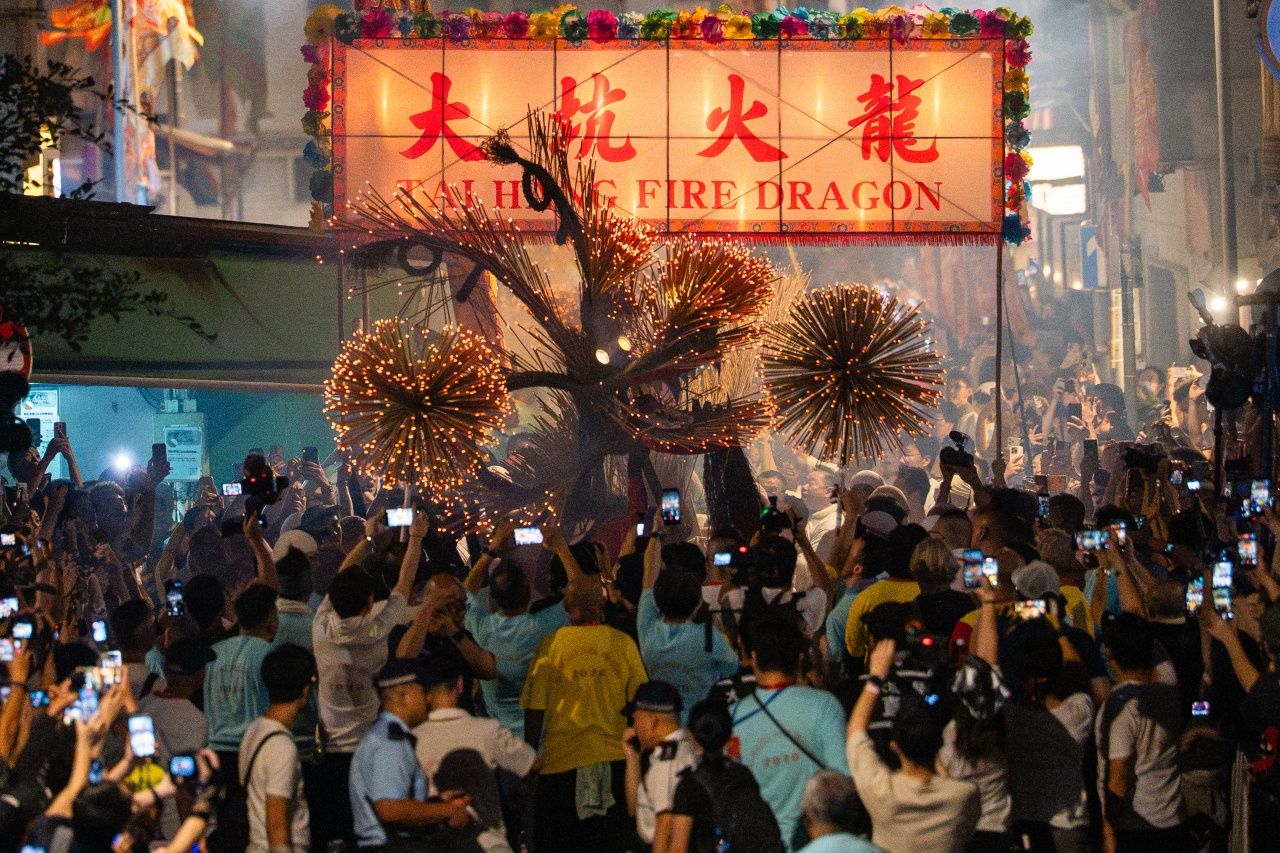 เทศกาลเชิดมังกรไฟไท่หาง (Tai Hang Fire Dragon Festival) ประเพณีโบราณที่สืบทอดมากว่าศตวรรษ เพื่อปัดเป่าโรคระบาดและภัยพิบัติ 