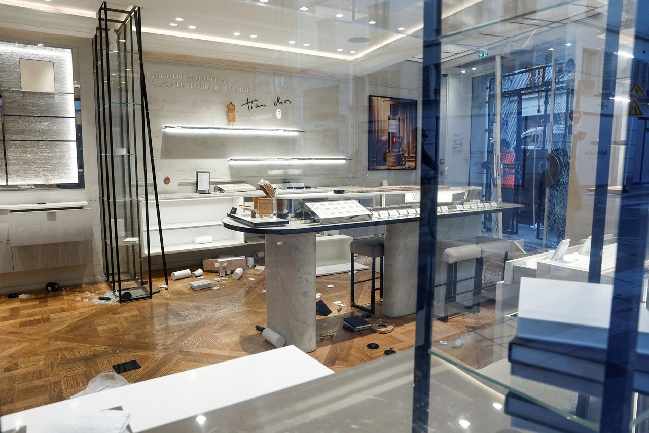 ภายในร้าน Christian Dior ในกรุงปารีส ที่ถูกปล้นจนแทบจะว่างเปล่า หนึ่งวันหลังการปะทะกันระหว่างการชุมนุมประท้วงทั่วประเทศเมื่อ 17 ต.ค. 2569