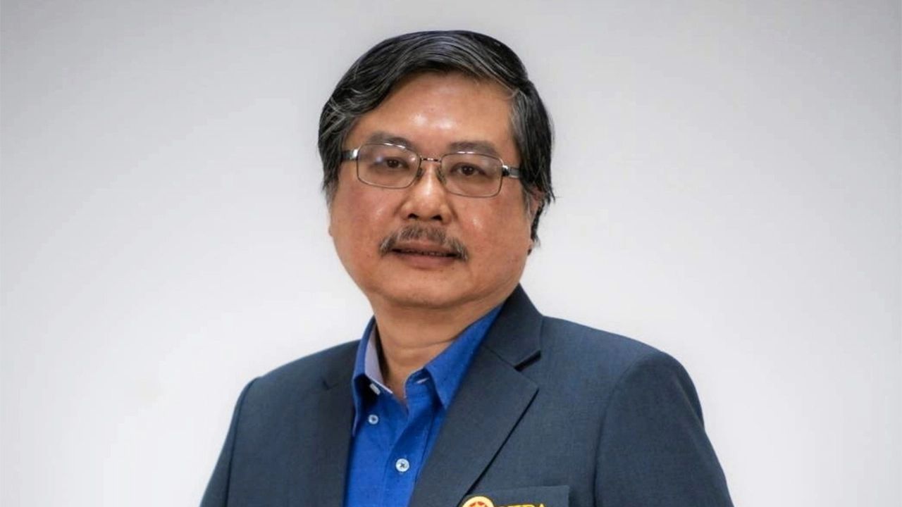 รศ.ดร.พิชาย รัตนดิลก ณ ภูเก็ต อาจารย์ประจำคณะพัฒนาสังคมและยุทธศาสตร์การบริหาร สถาบันบัณฑิตพัฒนบริหารศาสตร์