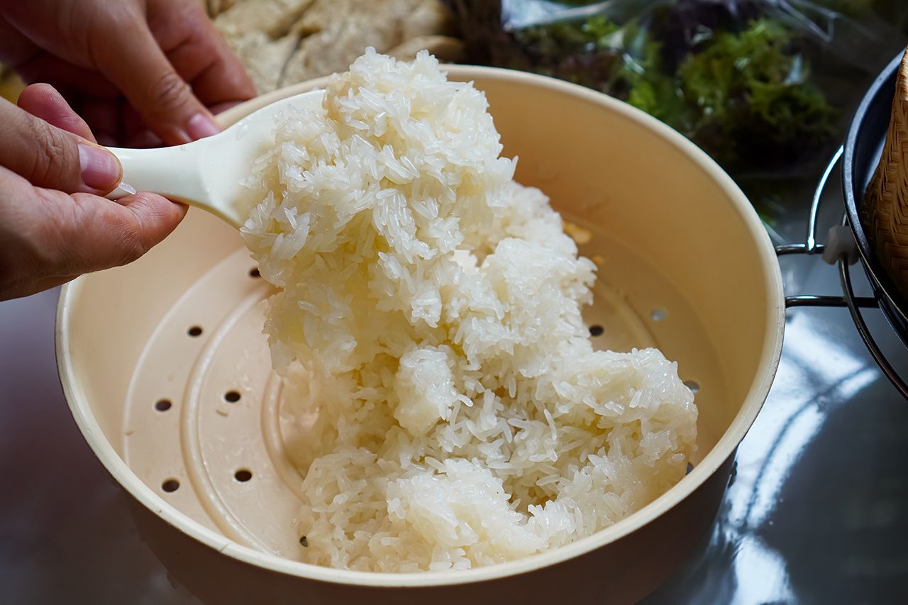 เคล็ดลับอุ่นข้าวเหนียวที่ซื้อมาแล้วกินไม่หมด