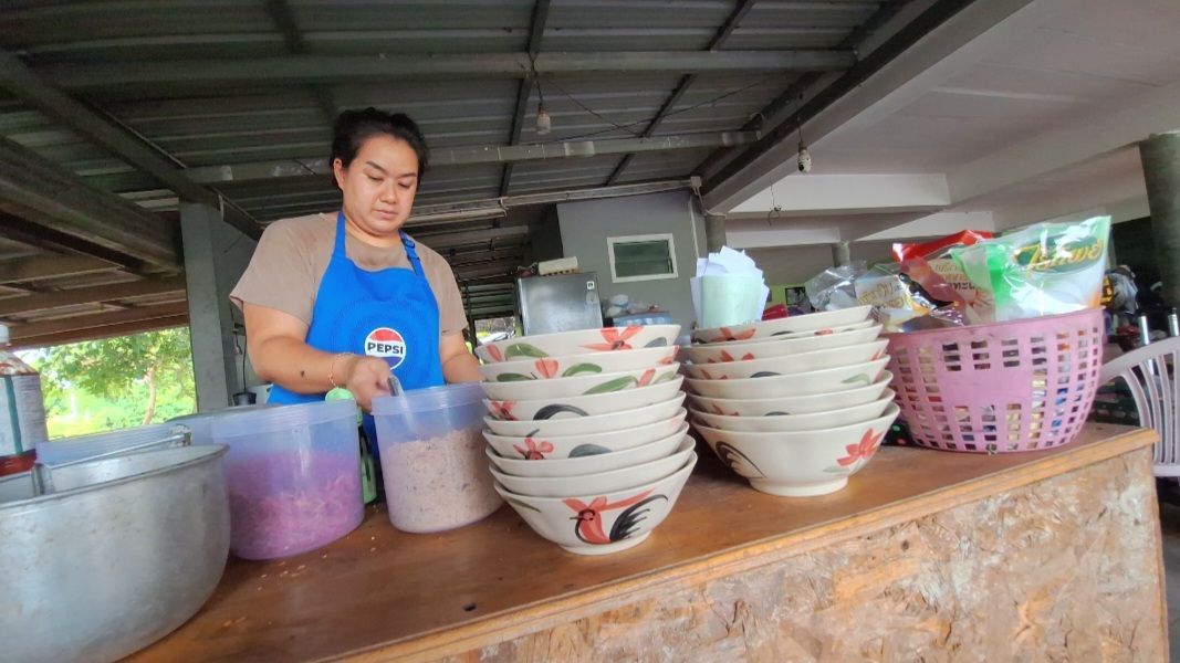 ครัวอิ่มสำราญ บางระจัน ในชามตราไก่
