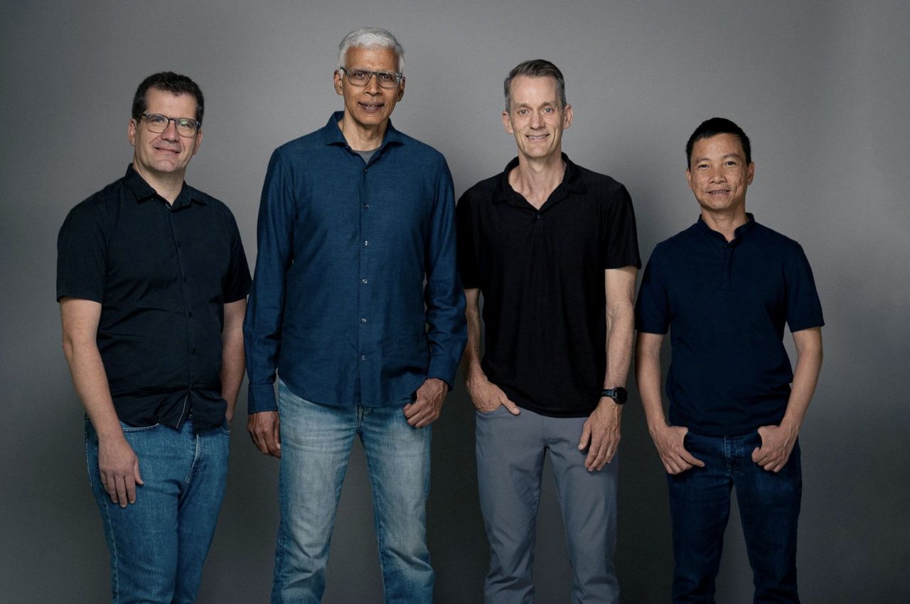 Jeff Dean (คนที่ 3 จากซ้ายมือ) และผู้ร่วมก่อตั้งสตาร์ทอัพ Discovery Loop อีก 3 คน ทั้งหมดคืออดีตนักวิจัยและผู้บริหารระดับสูงของ Google (ภาพจาก LinkedIn: Jeff Dean)
