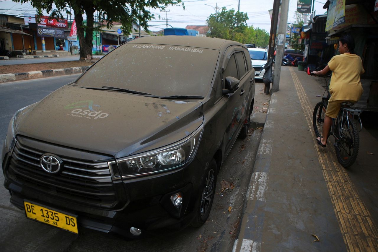 รถยนต์คันหนึ่งที่ถูกปกคลุมไปด้วยเถ้าภูเขาไฟ หลังการปะทุของภูเขาไฟอานัก กรากาตัว ในเมืองบันดาร์ ลัมปุง จังหวัดลัมปุง ประเทศอินโดนีเซีย
