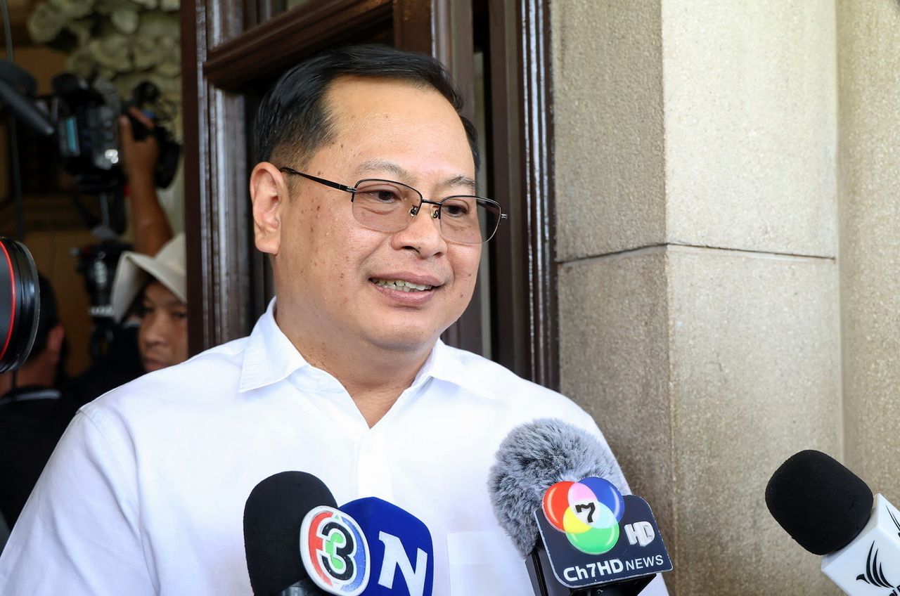 นายปกรณ์ นิลประพันธ์ รองนายกรัฐมนตรี 