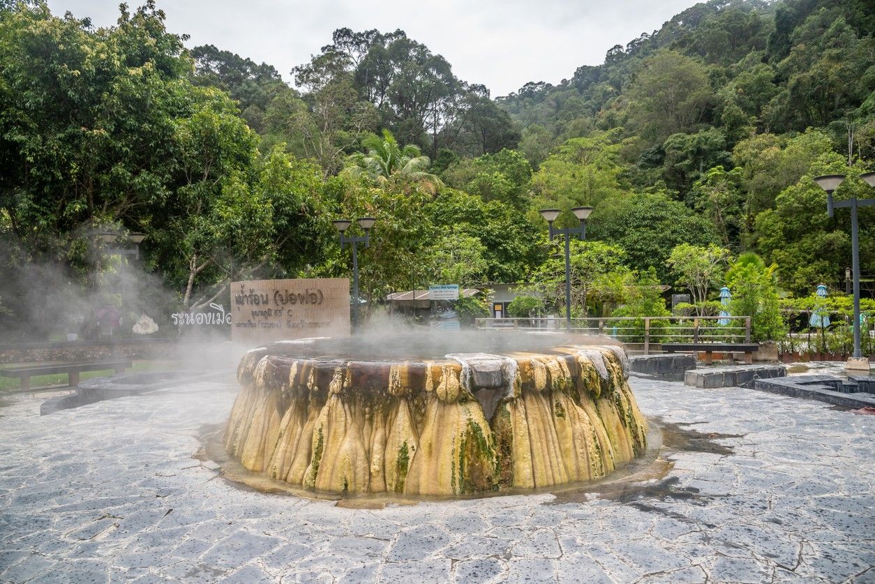 บ่อน้ําพุร้อนจังหวัดระนอง (ภาพจาก iStock)