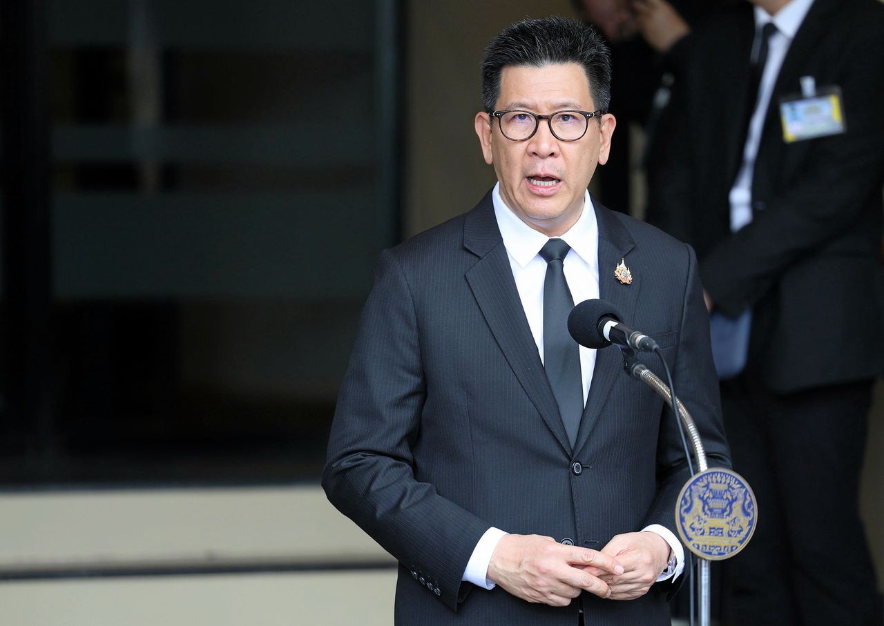 นายเอกนิติ นิติทัณฑ์ประภาศ รองนายกฯ และ รมว.คลัง