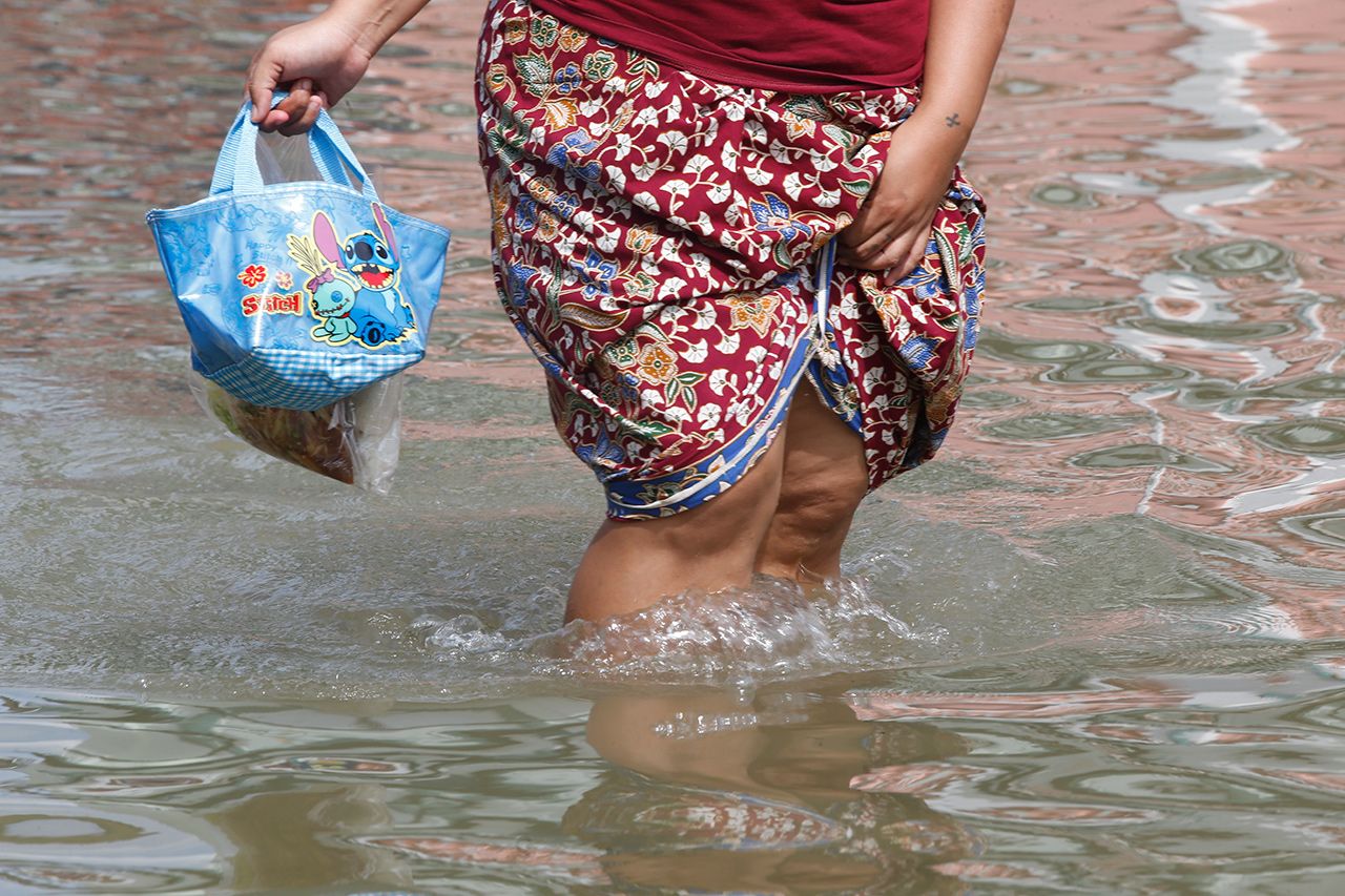 วิธีป้องกันที่ตรงจุดที่สุดคือการหลีกเลี่ยงการเดินลุยน้ำขัง