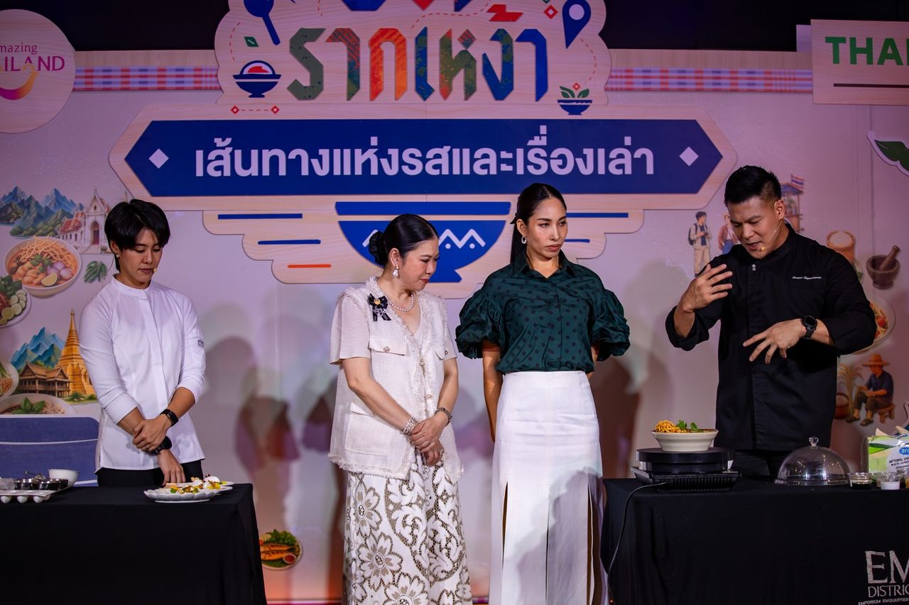 เชฟพลอย และเชฟอาร์ กับกิจกรรมคุกกิ้งโชว์ ภายในงาน 
