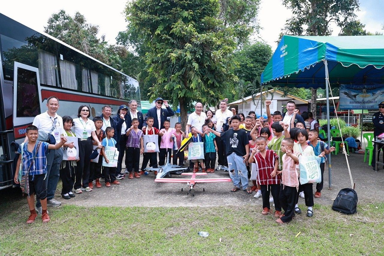ผู้เข้าอบรม วชส.รุ่น 3 มอบถุงยังชีพและของเล่นแก่นักเรียนชาวเขา ที่มาร่วมกิจกรรม เป็นที่ชื่นชอบของนักเรียนที่มีผู้ใหญ่ใจดีนำสิ่งของไปแจก.