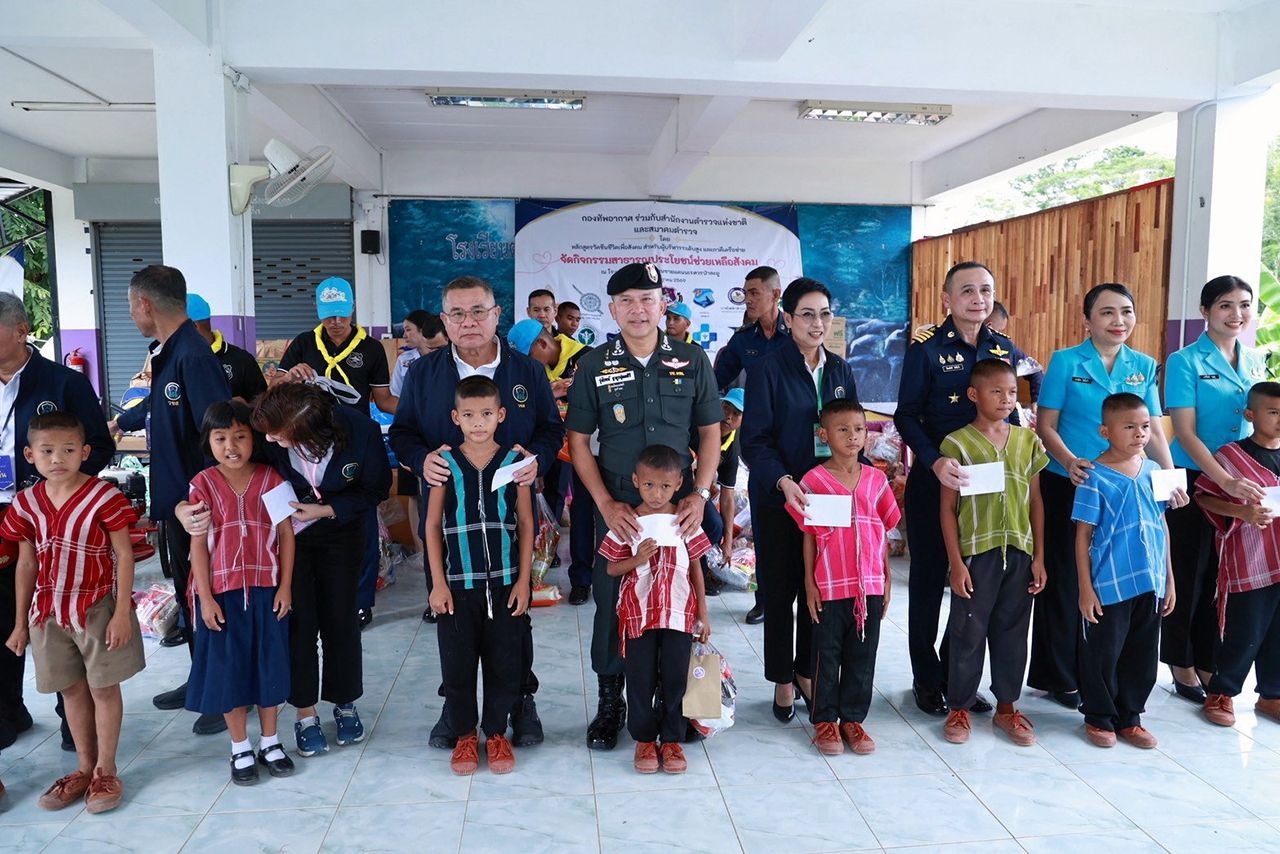 พล.ต.ท.รุ่งโรจน์ ฐากูรปุณยสิริ ผบช.ตชด. และคณะผู้บริหารหลักสูตรฯ มอบทุนการศึกษาให้แก่เด็กนักเรียน รร.ตชด.ค่ายนเรศวร อ.หัวหิน จ.ประจวบคีรีขันธ์.