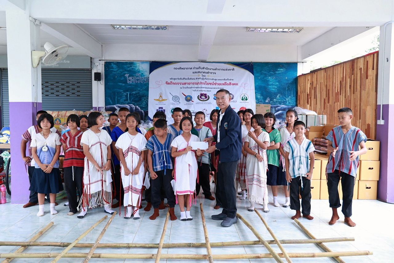 พล.ต.อ.สมพงษ์ ชิงดวง ประธานหลักสูตร “วัคซีนชีวิตเพื่อสังคม” มอบรางวัลแก่นักเรียนชาวเขาที่มาร่วมการแสดงฟ้อนรำ.