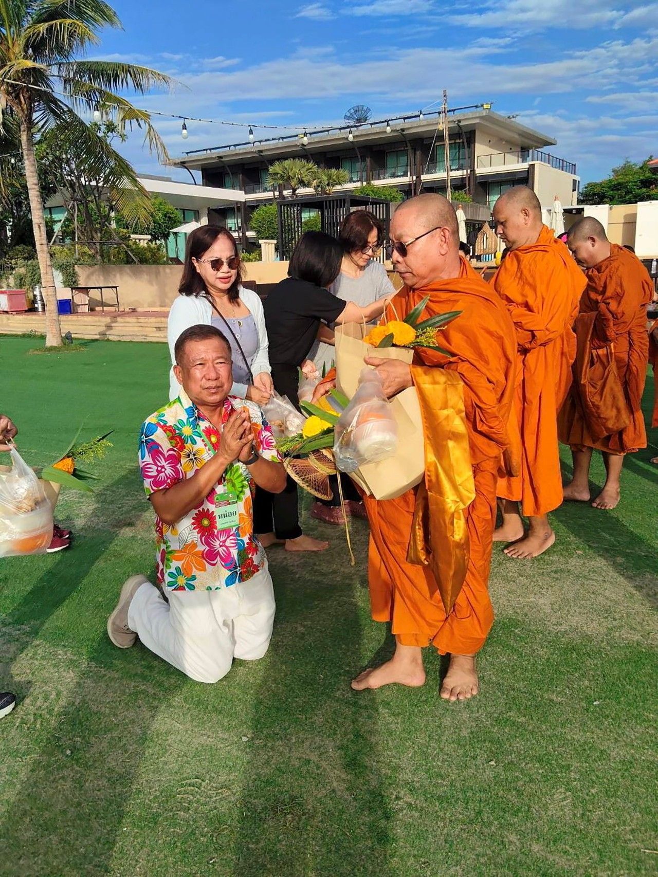 สมาชิก วชส.รุ่น 3 ร่วมทำบุญตักบาตร ริมทะเลหน้าค่ายนเรศวร กิจกรรมฝึกด้านจิตใจ.