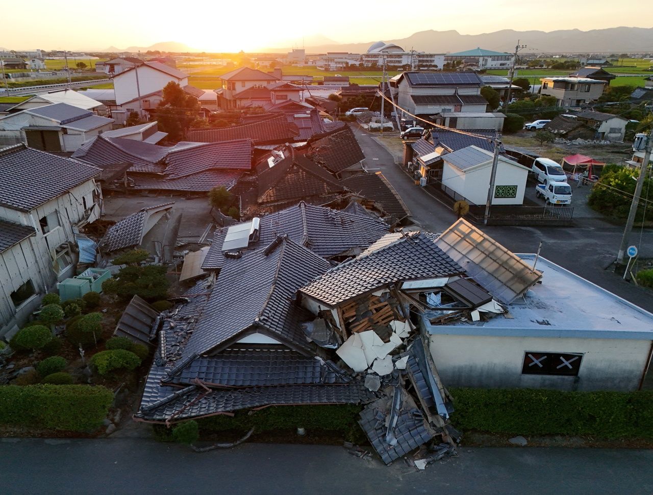 บ้านเรือนในเมืองฮิคาวะ จังหวัดคุมาโมโตะ พังถล่มเพราะแผ่นดินไหว