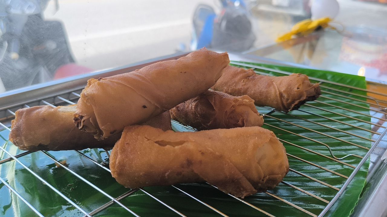 ปอเปี๊ยะทอด ชิ้นละ 10 บาท