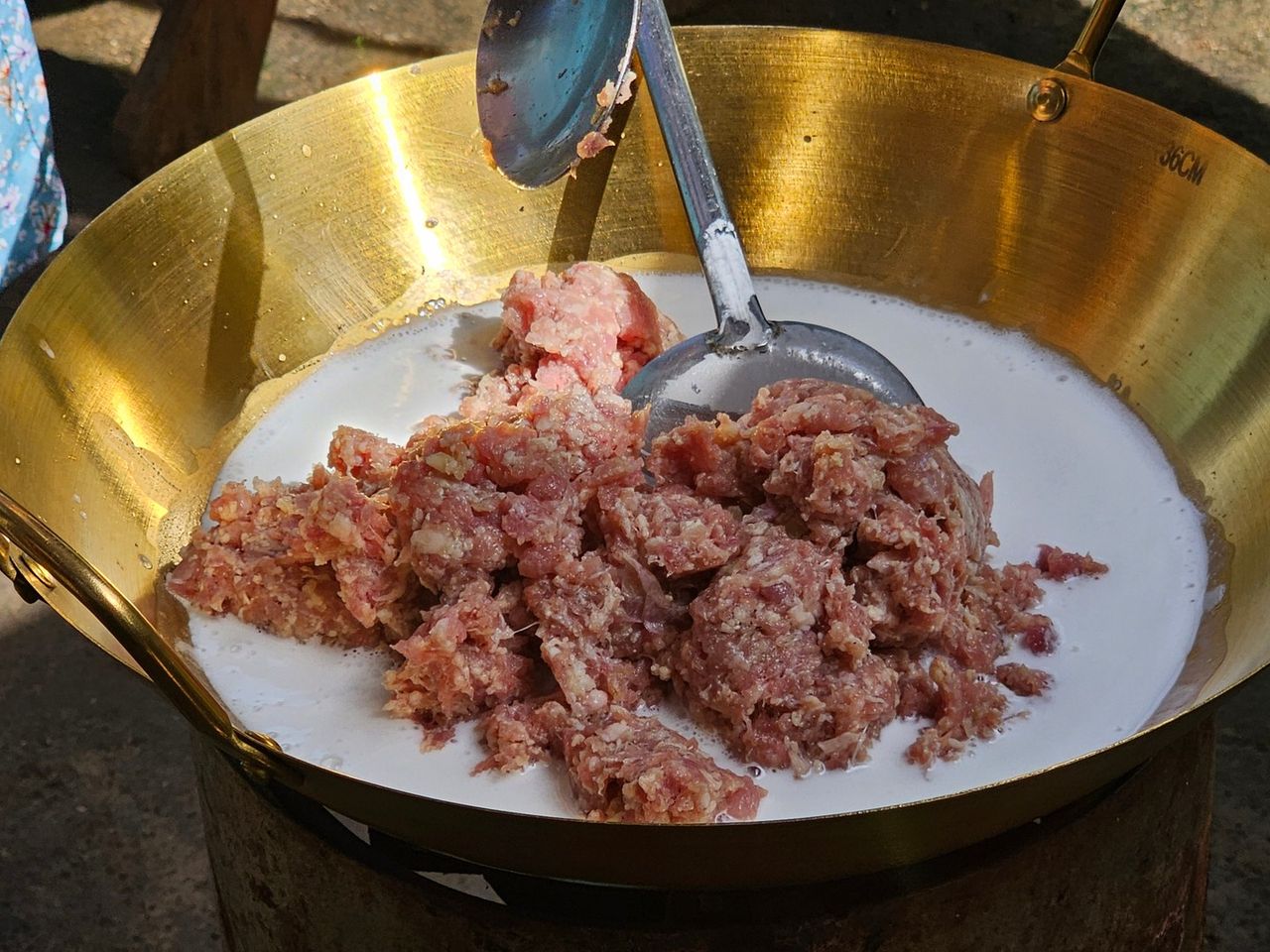 เริ่มต้นการปรุงด้วยเทหัวกะทิ และผัดกับหมู