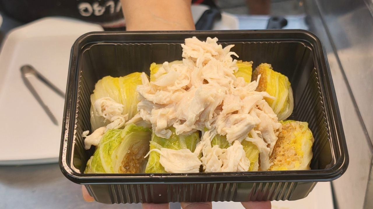 ท็อปปิ้งด้วยไก่ฉีก และน้ำจิ้มรสเด็ด